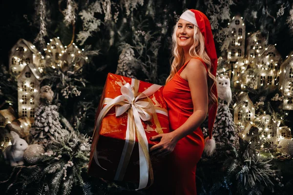 Una Muchacha Sombrero Santa Con Regalo Navidad Grande Sus Manos — Foto de Stock