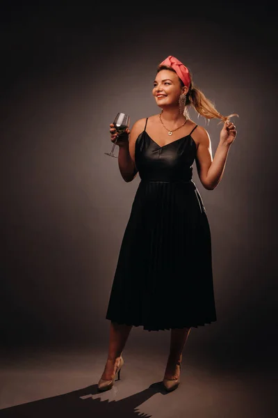 Une Femme Robe Noire Tenant Une Coupe Champagne Sur Fond — Photo