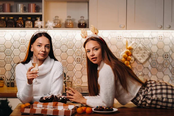 Duas Meninas Ambiente Acolhedor Casa Com Champanhe Suas Mãos Natal — Fotografia de Stock