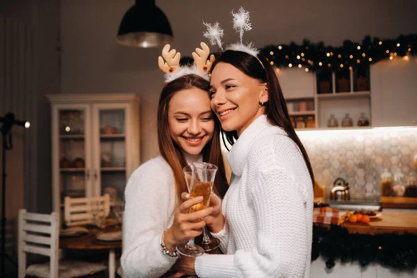 Dos Chicas Ambiente Acogedor Casa Con Champán Sus Manos Navidad —  Fotos de Stock