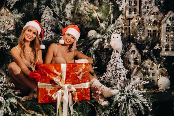 Chicas Los Sombreros Santa Claus Con Gran Regalo Navidad Sus —  Fotos de Stock