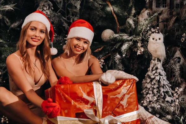 Chicas Los Sombreros Santa Claus Con Gran Regalo Navidad Sus —  Fotos de Stock