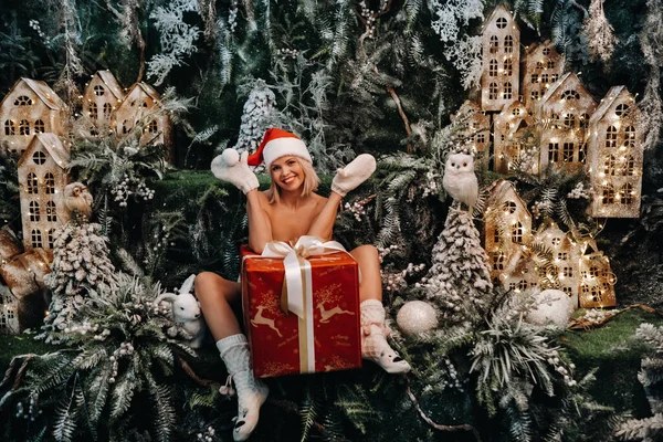 Una Muchacha Sombrero Santa Con Regalo Navidad Grande Sus Manos —  Fotos de Stock