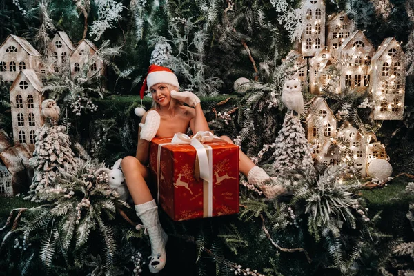 Uma Menina Chapéu Papai Noel Com Grande Presente Natal Suas — Fotografia de Stock