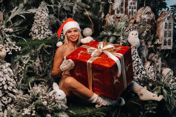 모자를 소녀가 크리스마스 선물을 크리스마스 있습니다 크리스마스 트리와 뒤에서 수영복을 — 스톡 사진