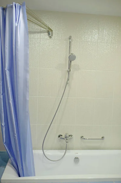 シャワー付きのお風呂カーテン付きのお風呂とシャワー — ストック写真