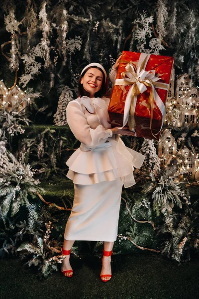 Una Niña Sombrero Santa Con Gran Regalo Navidad Sus Manos — Foto de Stock