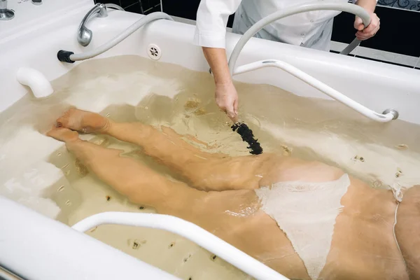 Procedimento Massagem Chuveiro Subaquático Sanatório Menina Sobre Procedimento Massagem Subaquática — Fotografia de Stock