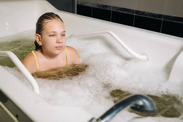 Little Girl Takes Procedure Mineral Bath Patient Receives Water Treatments — Stock Photo, Image
