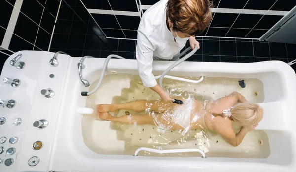 Die Prozedur Der Unterwasserdusche Massage Badezimmer Mädchen Über Die Prozedur — Stockfoto