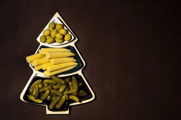 Plato Forma Árbol Navidad Con Verduras Escabeche Sobre Fondo Marrón — Foto de Stock