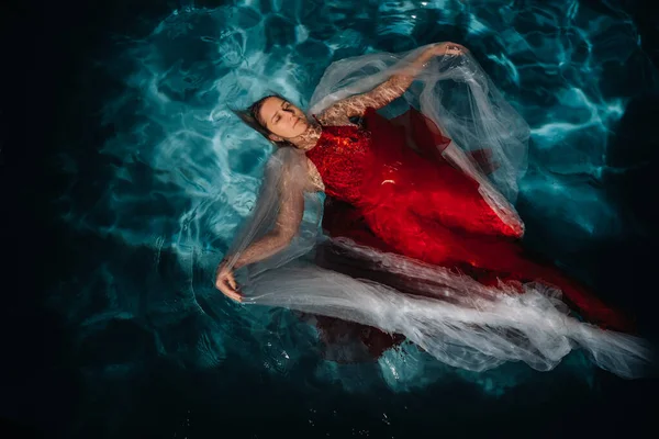 Une Fille Robe Rouge Flotte Sur Eau Voyage Sur Eau — Photo