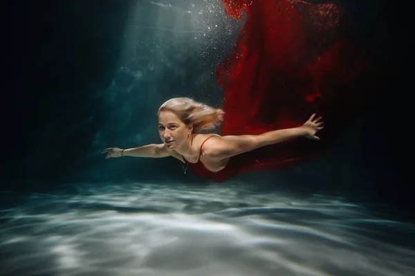 Una Niña Vestido Rojo Está Nadando Bajo Agua Viaje Bajo — Foto de Stock