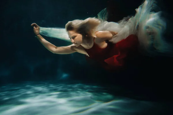 Una Niña Vestido Rojo Está Nadando Bajo Agua Viaje Bajo — Foto de Stock