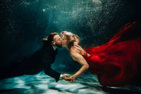 Une Femme Robe Rouge Homme Costume Embrassent Sous Eau Une — Photo