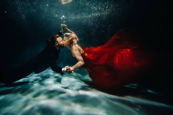 Una Mujer Vestido Rojo Hombre Traje Besan Bajo Agua Par — Foto de Stock