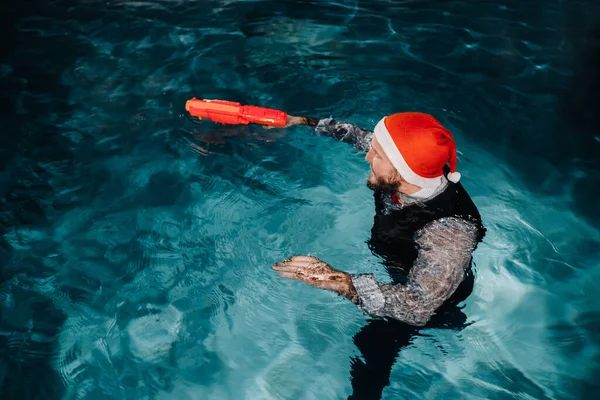 Hombre Con Traje Sombrero Santa Claus Con Una Pistola Roja — Foto de Stock