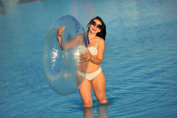 Una Mujer Traje Baño Blanco Con Círculo Inflable Parque Acuático — Foto de Stock