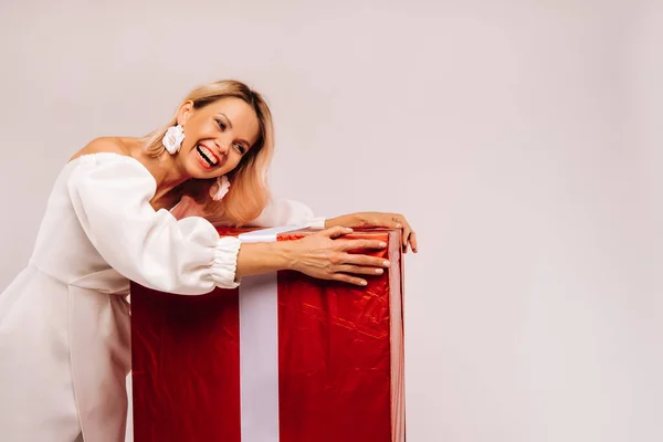 Une Fille Dans Une Robe Blanche Avec Énorme Cadeau Rouge — Photo