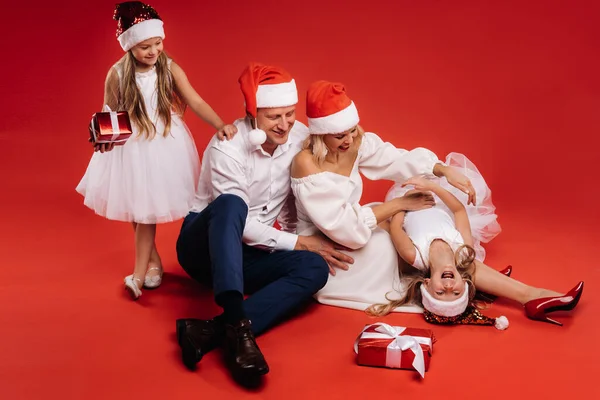 Retrato Una Familia Feliz Sombrero Navidad Sobre Fondo Rojo —  Fotos de Stock
