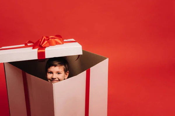 Niño Pequeño Sienta Regalo Navidad Mira Hacia Fuera Sobre Fondo — Foto de Stock