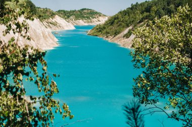 Volkovysk tebeşir çukurları ya da Belarus Maldivleri güzel doymuş mavi göller. Vaukavysk, Belarus yakınlarında ünlü tebeşir ocakları. Krasnaselski fabrikasının inşaat malzemeleri için geliştirildi.