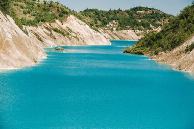 Volkovysk tebeşir çukurları ya da Belarus Maldivleri güzel doymuş mavi göller. Vaukavysk, Belarus yakınlarında ünlü tebeşir ocakları. Krasnaselski fabrikasının inşaat malzemeleri için geliştirildi.