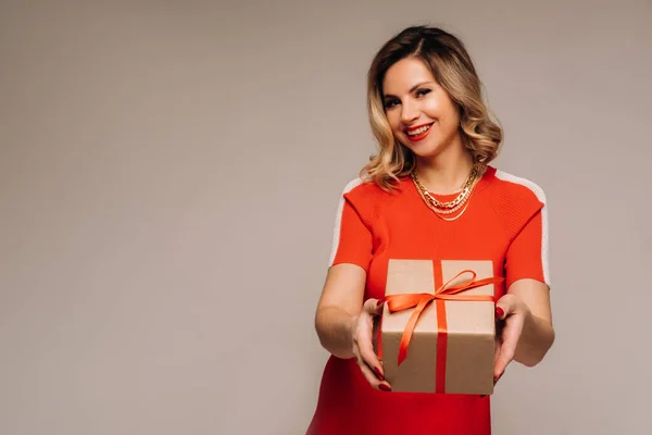 Una Chica Vestido Rojo Está Pie Con Regalos Sus Manos — Foto de Stock