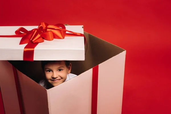 Niño Pequeño Sienta Regalo Navidad Mira Hacia Fuera Sobre Fondo — Foto de Stock