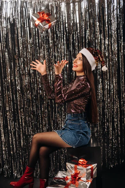 Una Chica Una Chaqueta Brillante Con Sombrero Santa Con Regalos — Foto de Stock