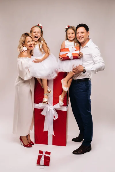 Retrato Una Familia Feliz Con Regalos Sus Manos Sobre Fondo —  Fotos de Stock