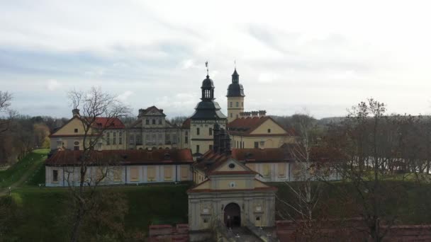 Перелітаючи через замок Несвіж, парк навколо замку і озера, повітряне відео Несвіжа — стокове відео