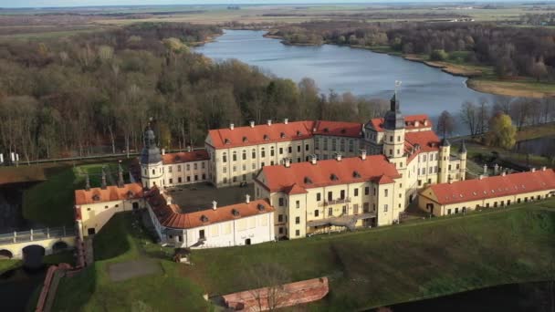 Πετώντας Πάνω Από Κάστρο Nesvizh Πάρκο Γύρω Από Κάστρο Και — Αρχείο Βίντεο