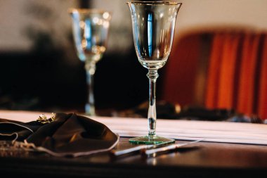 Düğün masası süslemesi şatoda, çatal bıçak takımı masada..