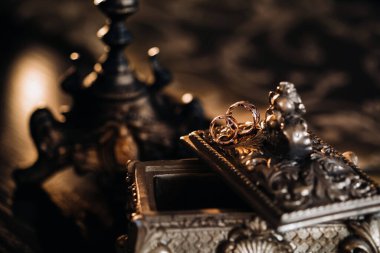 Altın alyanslar antika bir mücevher kutusunda duruyor. Törenler için alyans.