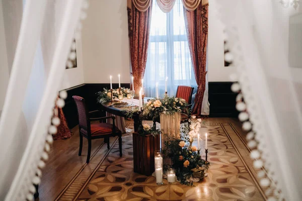 城のテーブルの上の花と結婚式のテーブルの装飾 キャンドルライトで夕食のテーブルの装飾 キャンドル付きのディナー — ストック写真