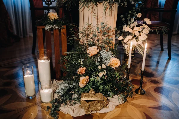 Tischdekoration Mit Blumen Auf Dem Tisch Schloss Tischdekoration Für Das — Stockfoto