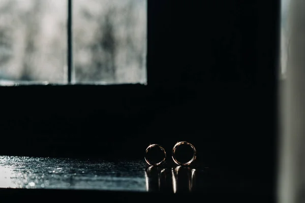 Dois Anéis Casamento Ouro Peitoril Janela Luz Sol — Fotografia de Stock