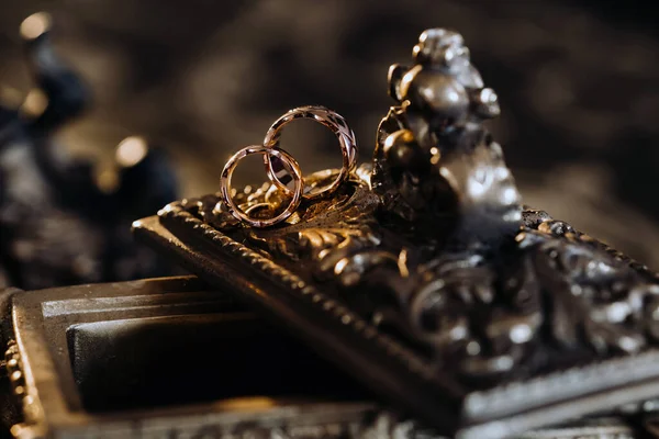 Goldene Trauringe Liegen Auf Einem Antiken Schmuckkästchen Trauringe Für Zeremonien — Stockfoto