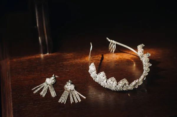 新娘的婚冠和耳环放在格子上 — 图库照片