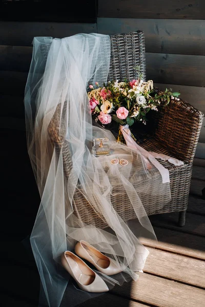 Свадебный Букет Вуаль Обувь Невесты Стуле — стоковое фото