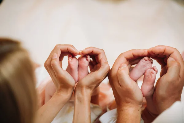 Las Piernas Del Recién Nacido Sostienen Las Manos Madre Padre — Foto de Stock