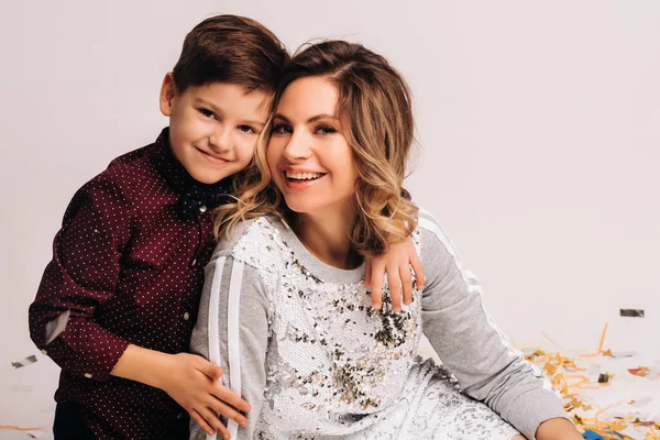 Retrato Una Madre Hijo Felices Sobre Fondo Blanco —  Fotos de Stock