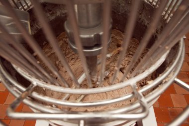 Fabrikadaki endüstriyel yoğurma makinesinde kurabiye hamuru yapma süreci..