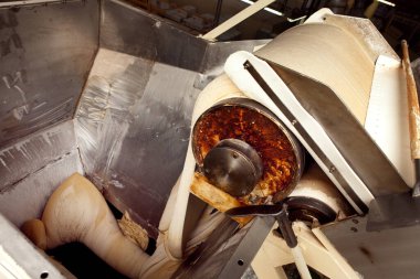 Fabrikada kurabiye yapmak için bir makine. Kurabiye hamurlu taşıyıcı bant.