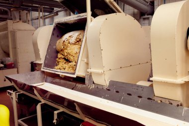 Fabrikada kurabiye yapma makinesi..