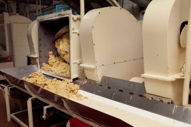 Fabrikada kurabiye yapma makinesi..