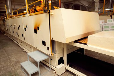 Fabrikada kurabiye yapma makinesi..