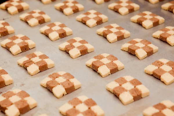 Uma Bandeja Biscoitos Prontos Retirada Correia Transportadora Padaria — Fotografia de Stock