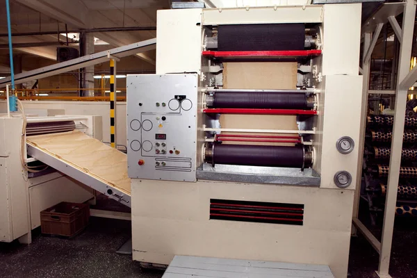 Fabrikada kurabiye yapma makinesi..